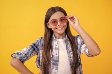 Güneş gözlüklü genç kız. Kareli gömlek giyen güzel bir genç kız. Uzun saçlı genç kız. Gündelik tarzda genç bir kız. Yaz trendleri.