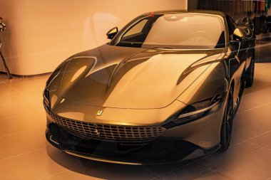 New York, ABD - 09 Ağustos 2023: Ferrari Roma 2021 spor otomobili galeride, köşe manzaralı.