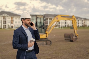 İnşaat mühendisliği müfettişi, reklam. İnşaat Mühendisliği Müfettişi ile fotoğraf çekildik. Telefonla inşaat mühendisliği müfettişi. İnşaat mühendisliği müfettişi