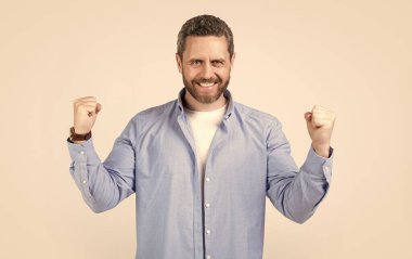 Stüdyoda evet hareketiyle kazanan kazanır. Kazanan adamın fotoğrafı evet hareketiyle kazanır. Kazanan adam evet jesti giyerek kazanır. Kazanan adam kazanır. Gri renkli jest yapar.