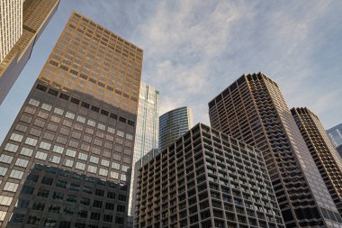 Şehir merkezinde gökdelenli bir şehir. Metropolis mimarisi. Gökdelen mimarisi. Camsı yüzlü bir gökdelen. Metropolis City 'deki modern bina. Metropolis City 'de bir gökdelen. Şehir mimarisi.