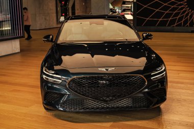 New York City, ABD - 06 Ağustos 2023: Genesis G80 siyah Hyundai elektrikli araba ön görüntüsü sergi salonuna park edildi.