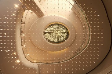 Modern tarz aydınlatma armatürü. Tavandan sarkan lamba. Tavan lambası. Büyük bir sanat avizesi. Genel iç tasarım. Aydınlatma ya da aydınlatma dekorasyonu. modern lüks avize.