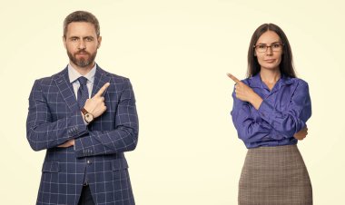 İş projesinde çalışan iş adamları ve beyaza izole edilmiş kopya alanını işaret ederek tanıtımlarını yapıyorlar.