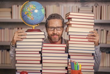 Öğretmenler gününde bilgi edinmek ve eğitim almak için okulda ev ödevi yapıyor..