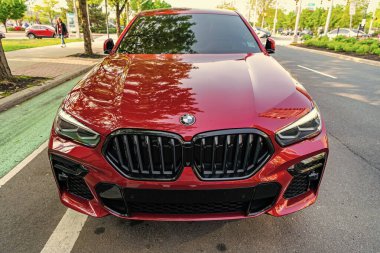 New York, ABD - 10 Mayıs 2020 BMW X6 M yarışma SUV kırmızı renk, ön görüş.