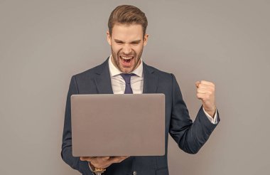 Uzaktan kumandalı çalışıyor. İş blogu başarısı. İşadamı beyazdan izole edilmiş. Çevrimiçi çalışan serbest çalışan biri. Adamın online blogu var. Ofis koltuğunda dizüstü bilgisayarı olan takım elbiseli bir iş adamı. başarılı anlaşma.