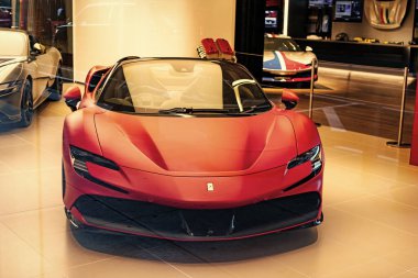 New York City, ABD - 09 Ağustos 2023: Ferrari SF90 Stradale Supercar spor arabası sergi salonunda, ön manzara.