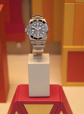 New York, ABD - 05 Ağustos 2023: Rolex Submariner Lüks İsviçre saati aksesuarı.