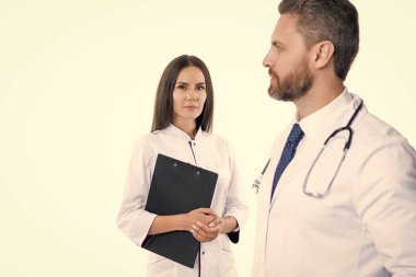 Doktor dahiliyecisi beyaz pano ile izole edilmiş. Hemşireye reçete yazan doktor. Reçeteli. İlaç ve sağlık sigortası. Hastanedeki doktor. Doktorun reçetesi var. seçici odak.