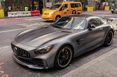New York City, ABD - 09 Ağustos 2023: Mercedes Benz AMG GT 2018 gri spor araba, köşe görüş.