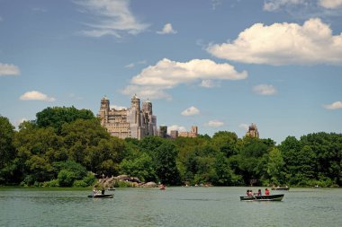 New York, ABD - 22 Temmuz 2023: Manhattan 'ın göl ve bina manzaralı New York' taki şehir merkezi parkı.