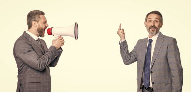Terfi kavramı. İşletme tanıtım fikirleri. Beyazlara izole edilmiş bir şekilde hoparlörle bağırıp çağıran işadamı. İşadamı tanıtımcıda anlaşmazlık var. İş adamı fikrini destekliyor.