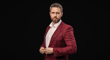 Stüdyoda resmi giyinmiş yakışıklı bir adam. Resmi kıyafetleri olan bir adam. Resmi kıyafetli bir adamın fotoğrafı. resmi erkek siyah arka planda tek başına resmi kıyafet giyer.