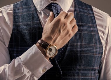 Kol saati takan adama yakın çekim. Kol saati takan bir adamın fotoğrafı. Kol saati ve takım elbiseli adam. Kol saatindeki adam.