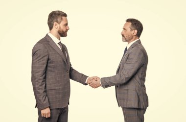 Beyaz arka planda izole edilmiş iş adamları. Stüdyoda iş adamları. İş adamları el sıkışma ile ilgileniyor. İki iş adamı iş yapıyor, ortaklık.