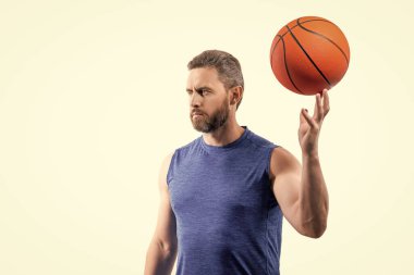 Sportif sporcu basketbolcu beyaz arka planda izole edilmiş. Stüdyoda sporcu basketbolcu. Basketbolcu bir sporcunun fotoğrafı. Spor giyim sektöründe basketbolcu..