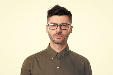 Gözlüklü müdür. Yetişkin menajer suratı. Beyaz arka planda izole edilmiş bir adam portresi. Stüdyoda yönetici portresi.