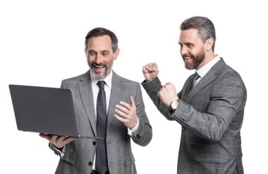 Stüdyoda serbest çalışan iş adamları. İş adamlarının dizüstü bilgisayarda serbest çalışırkenki fotoğrafı. İki iş adamı dizüstü bilgisayar kullanıyor. Beyaz arka planda serbest çalışan işadamları izole edildi.