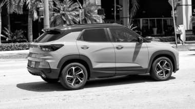 Miami Beach, Florida USA - 15 Nisan 2021: Blue Chevrolet öncü RS SUV aracı, köşe görüş.