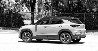 Miami Beach, Florida ABD - 15 Nisan 2021: açık mavi Chevrolet öncü RS SUV kavşağı, yan görüş.