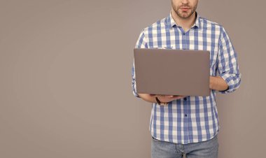 Dizüstü bilgisayar stüdyosundaki erkek programcı ekin görüntüleme programı gri renkte izole edildi. Kod programlama yapıyorum. Kodlama ve programlama, alanı kopyala.