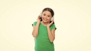 Çocuk radyo DJ 'i. Küçük kız müzik dinler. Kulaklıklı favori şarkı. Yaz havası şarkı listesi. Mutlu çocukluk. Çocuk çalışmaları sesli kitaplara göre. Çocuklar için kulaklık sesi kesme.