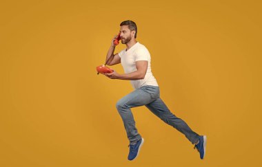 Adam havada telefonla koşuyor. Sarı stüdyo geçmişinde izole edilmiş bir adam. Adamın acil çağrısı var..