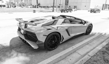 Miami Beach, Florida ABD - 15 Nisan 2021: sarı Lamborghini Bulvarı LP 750-4 SV, arka görüş.