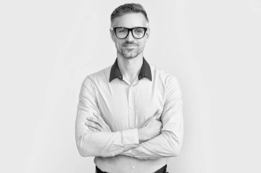 Ofis gömleği giymiş, gözlüklü, gülümseyen olgun patron..