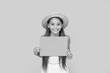 Sarı arka planda turuncu kağıtta fotokopi alanı olan pozitif çocuk.