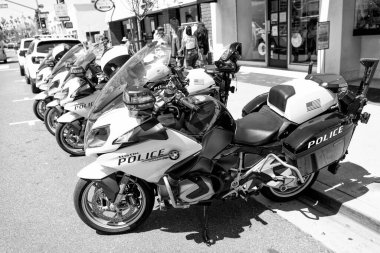 Long Beach, California USA - 31 Mart 2021: Tustin polisi BMW R 1250 RT motosiklet. park edilmiş motosikletler.