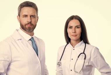 Terapist doktor ve hemşire beyazları izole etmiş. Stüdyoda doktor ve hemşire. Terapist doktor ve hemşirenin fotoğrafı beyaz önlük giyiyor. Doktor terapist ve steteskoplu hemşire..