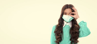 Maskeli doktor kız beyaza izole edilmiş ilaç haplarını gösteriyor. Doktor kız elinde ilaç hapları tutuyor. Doktor kızın fotoğrafı ilaç haplarını gösteriyor. Doktor kız ve ilaç hapları, kopyalama alanı.