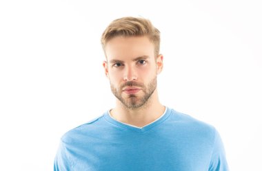 Genç, tıraşsız bir adam yüzü beyaz arka planda izole edilmiş. Tişörtlü traşsız bir adamın yüzü. Tıraşsız erkek derisinin portresi. Traşsız bir adamın stüdyo fotoğrafı..