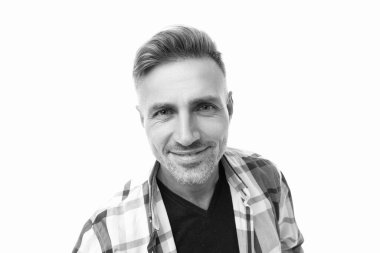 Stüdyoda olgun erkek yüzü. Kareli gömlek giyen olgun bir adam. Saçları ağarmış olgun bir adamın fotoğrafı. Yetişkin adam beyaz arka planda izole.