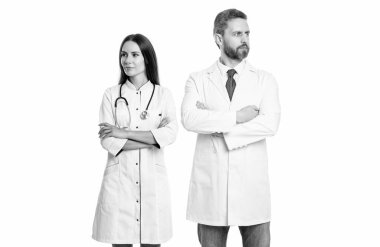 Kardiyolog doktor ve hemşire beyazı izole etmiş. Stüdyoda kardiyolog ve hemşire. Kardiyolog ve hemşirenin fotoğrafı beyaz önlük giyiyor. Steteskoplu doktor kardiyolog ve hemşire..