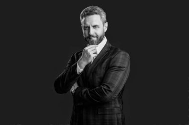 Beyaz, takım elbiseli bir iş adamı. Resmi giyinen iş adamı kırmızı arka planda izole edilmiş. Stüdyoda resmi kıyafet giyen bir iş adamı. İş adamının resmi kıyafet giydiği fotoğraf..
