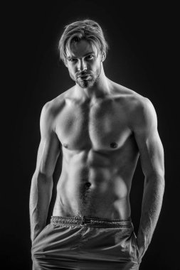 Kaslı, maço bir adam. Maço kaslı adamın fotoğrafı. Siyah arka planda izole olmuş kaslı maço adam. Stüdyoda kaslı, maço bir adam..