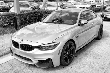 Miami Beach, Florida USA - 15 Nisan 2021: Sarı bmw m4, köşe kenarı manzaralı. Lüks spor araba..