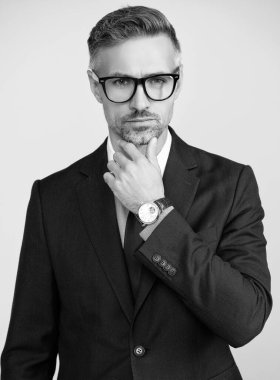 Karizmatik, olgun bir lider, resmi takım elbise ve gözlük içinde..