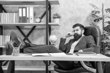 Rahatla ve gevşe. Ciddi bir çalışan, bacakları masanın üstündeyken rahatlar. Dinlenme molası. Önemli olan rahatlama..