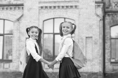 Neşeli iki liseli kız açık havada en iyi arkadaşlar..