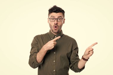 Gözlüklü yönetmen. Yetişkin yönetmen tişört giyiyor. Kafkasyalı yönetmen stüdyoyu işaret etti. Yönetmen beyaz arkaplandan izole.