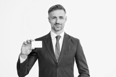 Takım elbiseli neşeli işadamının kartviziti beyaz arka planda izole edilmiş..