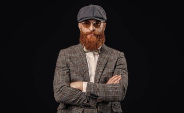 Siyahta izole edilmiş özgüvenli eski gangster. Stüdyodaki eski gangster. Arka planda eski gangster var. Eski gangsterin fotoğrafı. Zirveye ulaşmış şapkası var..