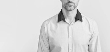 Ofis gömleği içinde gözlük takan olgun bir patron..