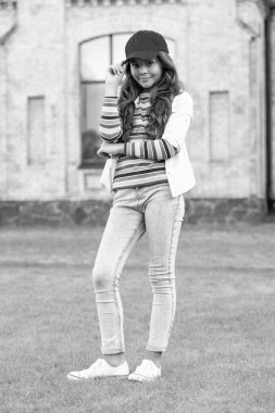 Genç kız model kollarını kavuşturup gülümsüyor. Gençler gibi. Dışarıda dikilen genç çocuk..