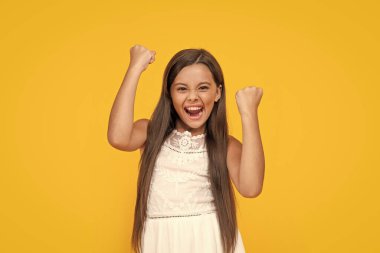 Beyaz elbiseli başarılı genç kızın sarı arka planda uzun saçları var..