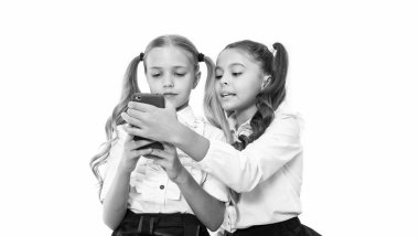 Okul çocukları mesajlaşıyor. İki kız telefonda mesajlaşıyor. Kızlar, çocuklar canlı sohbetler yaparlar. Liseli kızlarla mesajlaşmak, hikayelerini paylaşmak ve gülmek. Sınıf blogu. modern yaşam iletişimi.